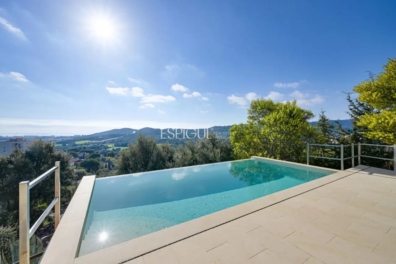 Villa rústica con vistas al mar en Mas Ambros