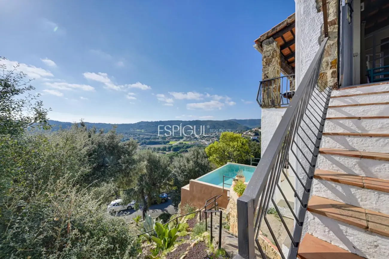 Villa rústica con vistas al mar en Mas Ambros