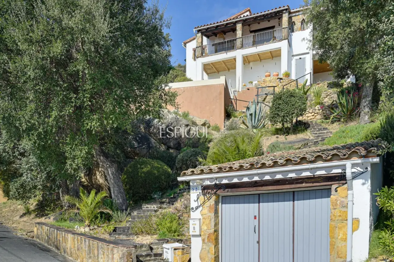 Villa rústica con vistas al mar en Mas Ambros