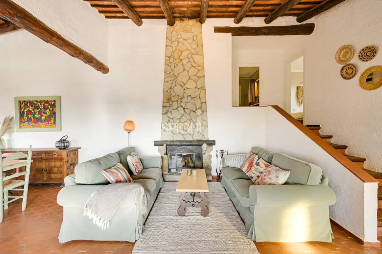 Villa rústica con vistas al mar en Mas Ambros