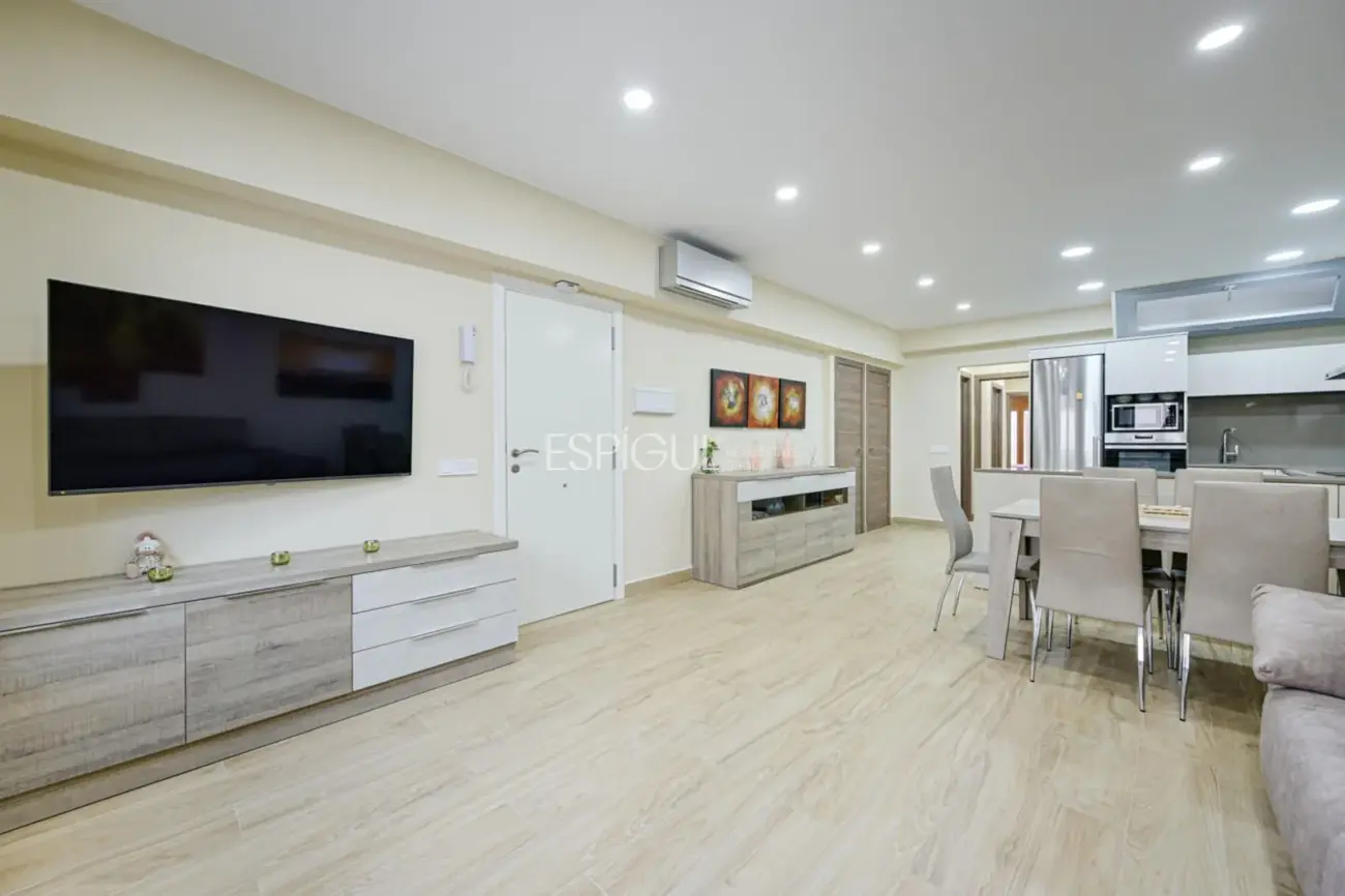 Современная квартира на первом этаже в Паламосе