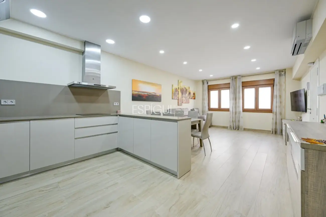 Современная квартира на первом этаже в Паламосе