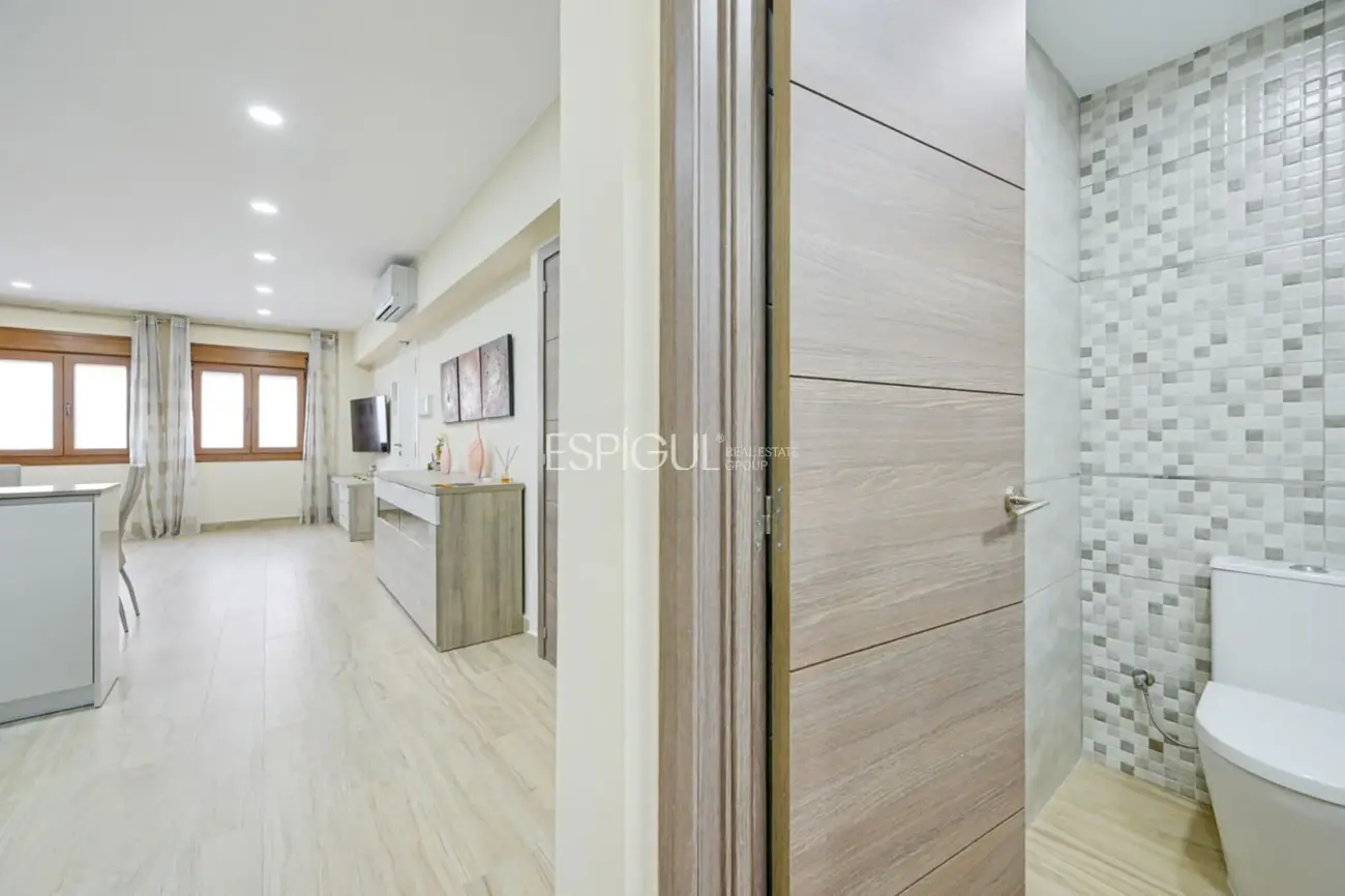 Современная квартира на первом этаже в Паламосе