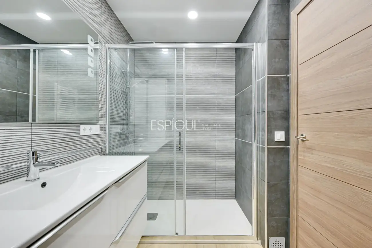 Современная квартира на первом этаже в Паламосе