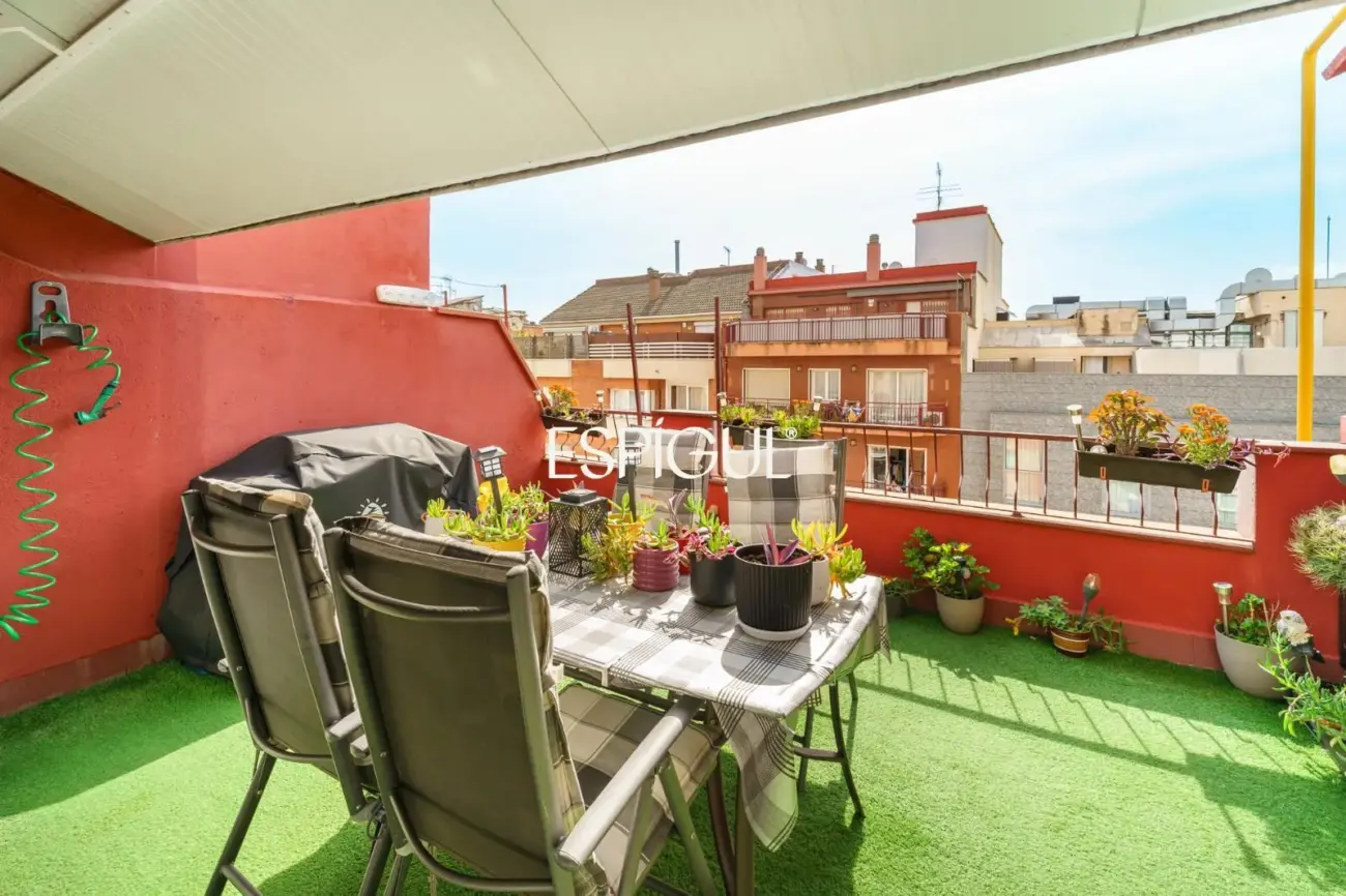 Penthouse with terrace in Sants