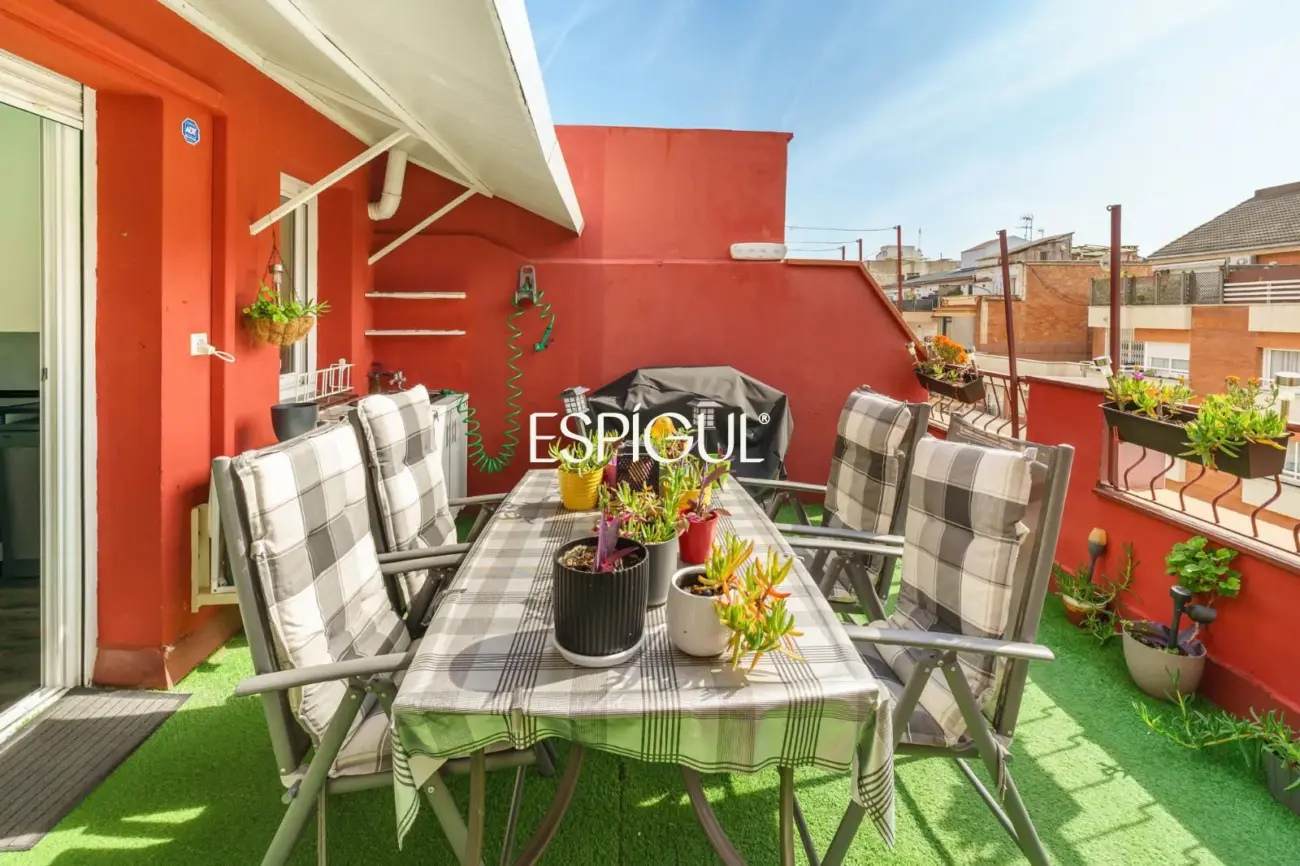Penthouse with terrace in Sants