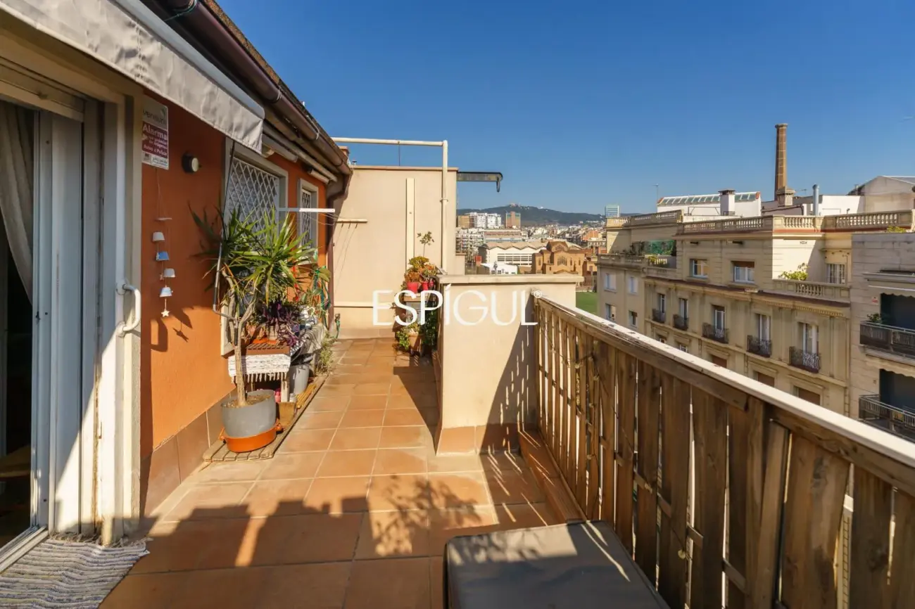 Ático con terraza privada y vistas abiertas al Tibidabo en Nova Esquerra de l’Eixample
