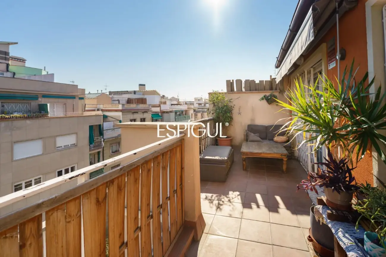 Ático con terraza privada y vistas abiertas al Tibidabo en Nova Esquerra de l’Eixample