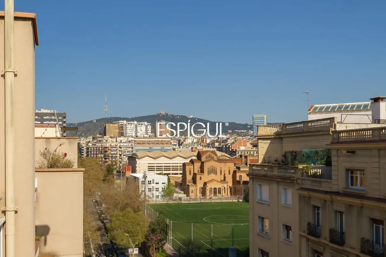 Ático con terraza privada y vistas abiertas al Tibidabo en Nova Esquerra de l’Eixample