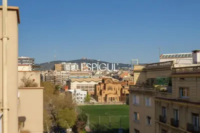 Ático con terraza privada y vistas abiertas al Tibidabo en Nova Esquerra de l’Eixample