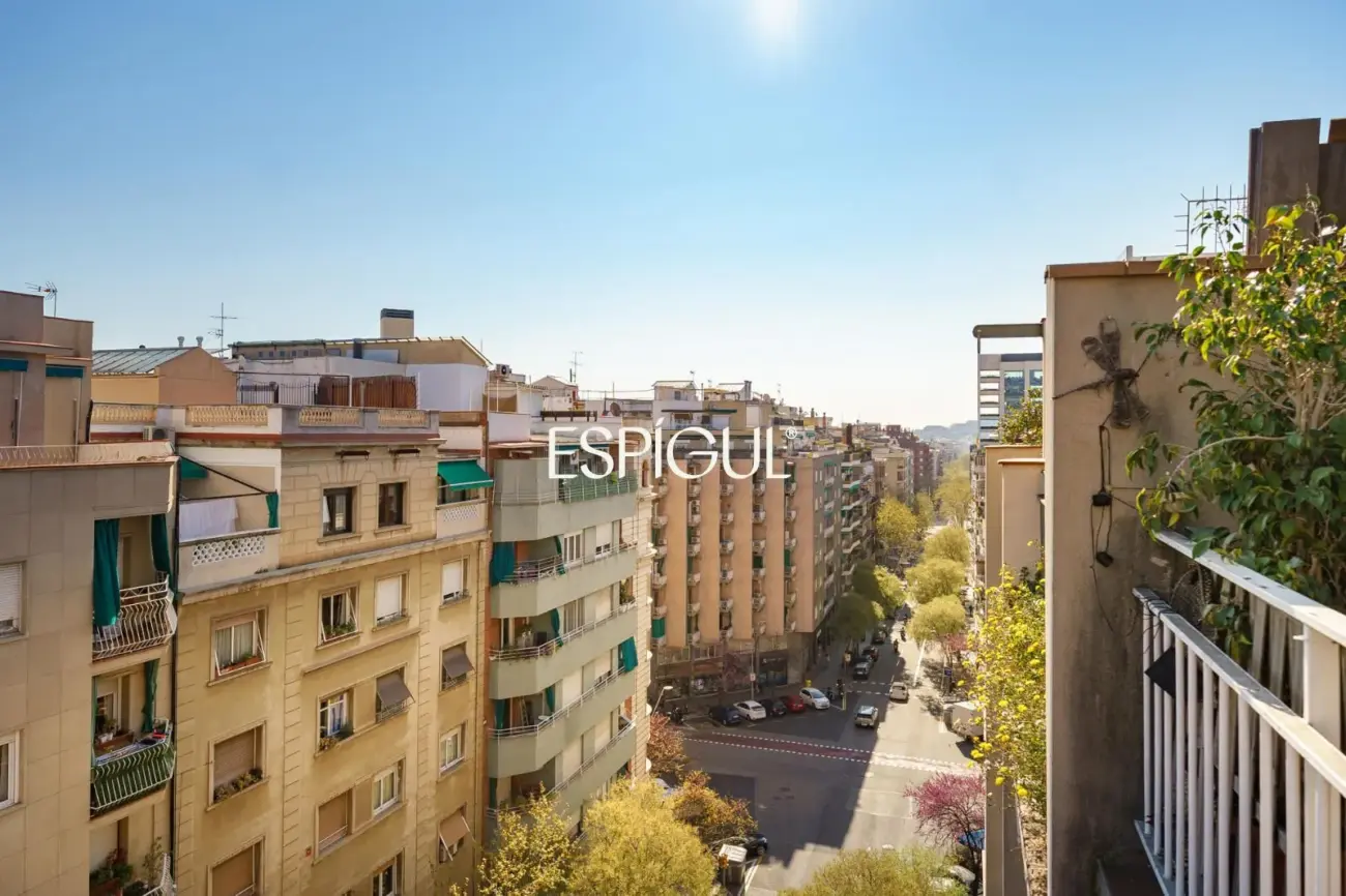Ático con terraza privada y vistas abiertas al Tibidabo en Nova Esquerra de l’Eixample