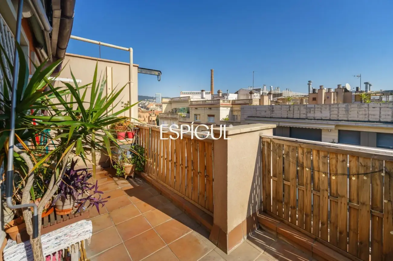 Ático con terraza privada y vistas abiertas al Tibidabo en Nova Esquerra de l’Eixample