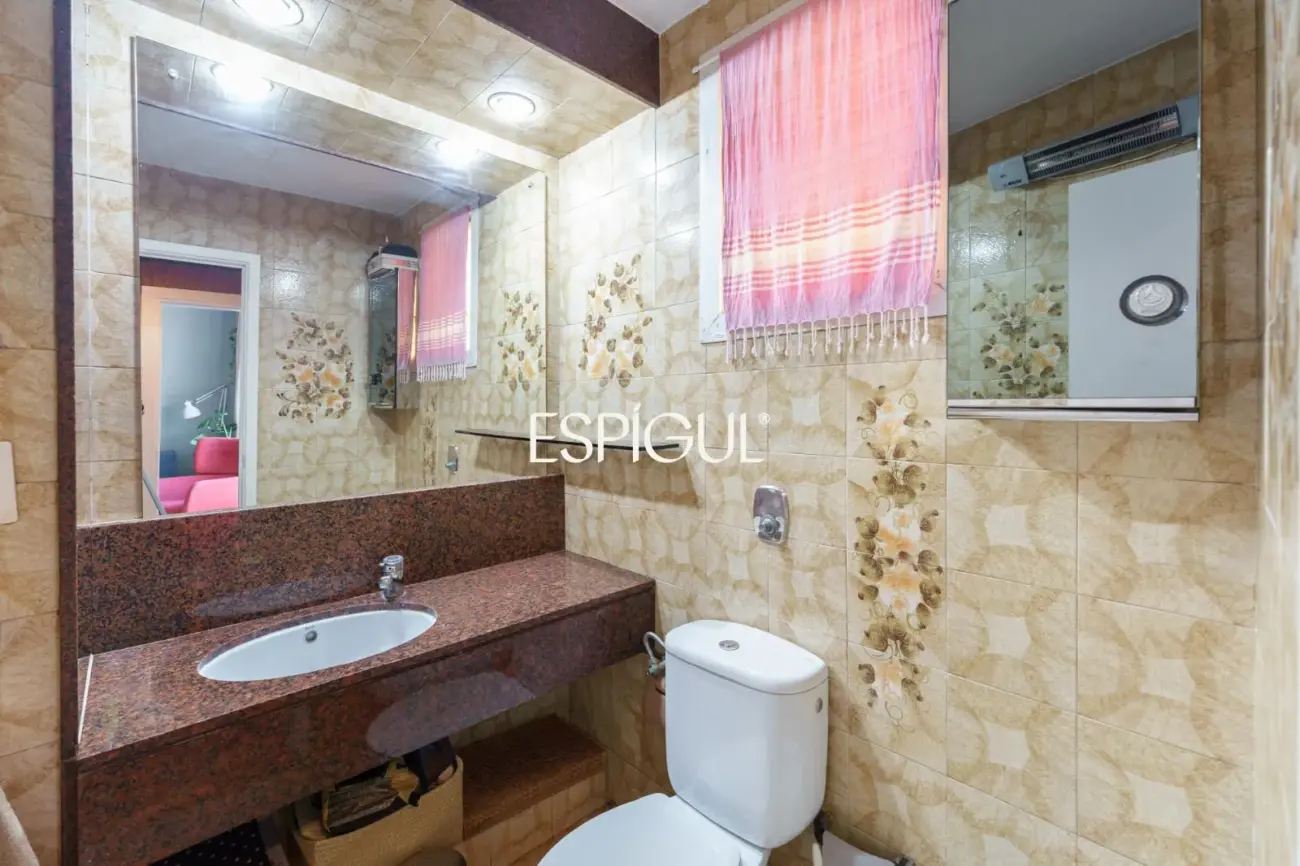 Ático con terraza privada y vistas abiertas al Tibidabo en Nova Esquerra de l’Eixample