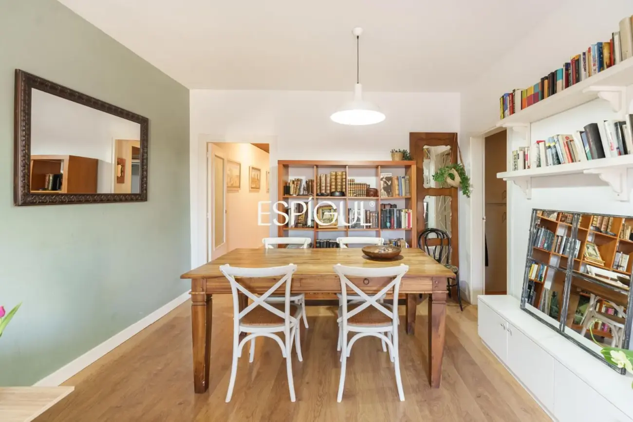 Ático con terraza privada y vistas abiertas al Tibidabo en Nova Esquerra de l’Eixample