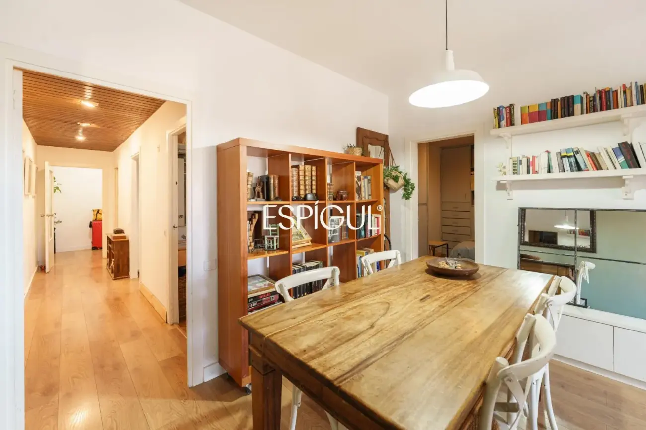 Ático con terraza privada y vistas abiertas al Tibidabo en Nova Esquerra de l’Eixample