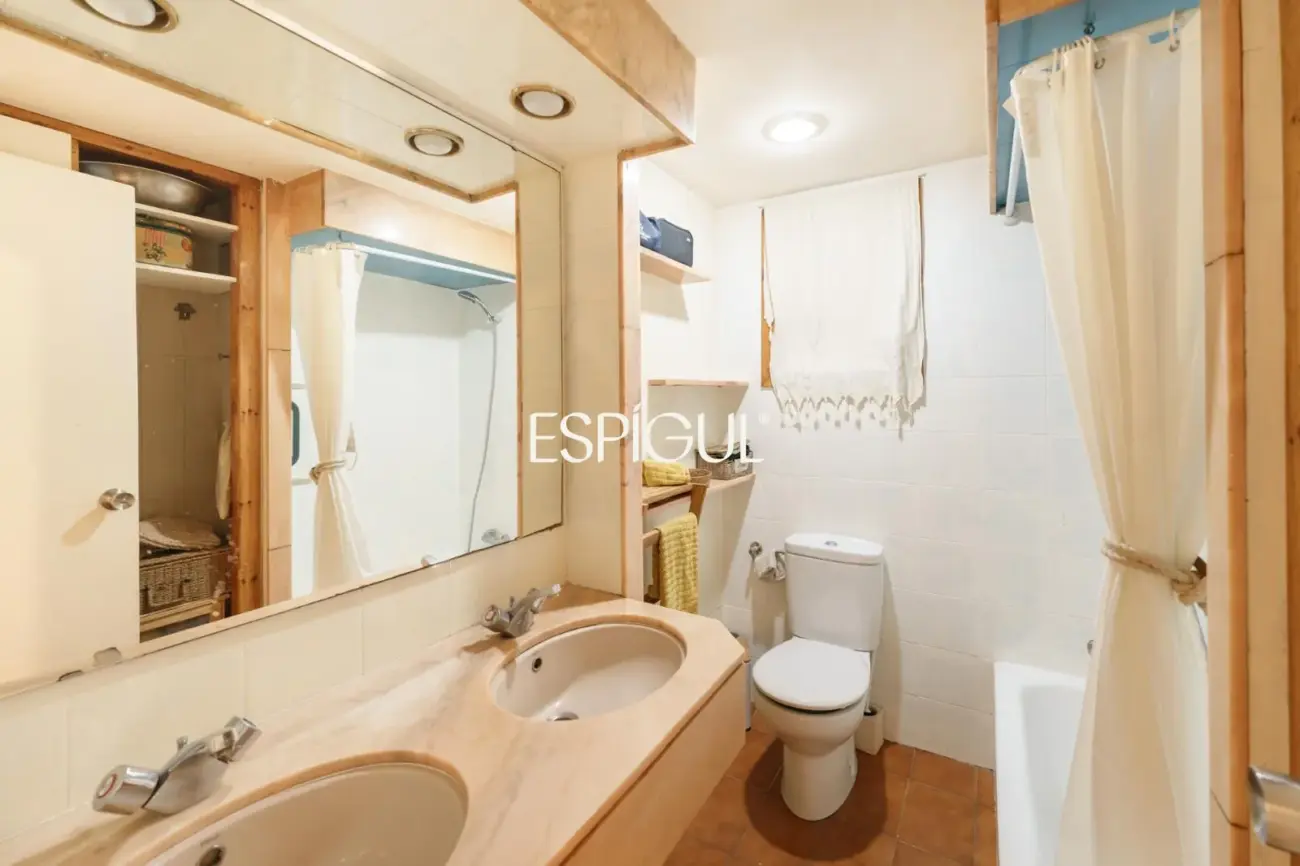 Ático con terraza privada y vistas abiertas al Tibidabo en Nova Esquerra de l’Eixample