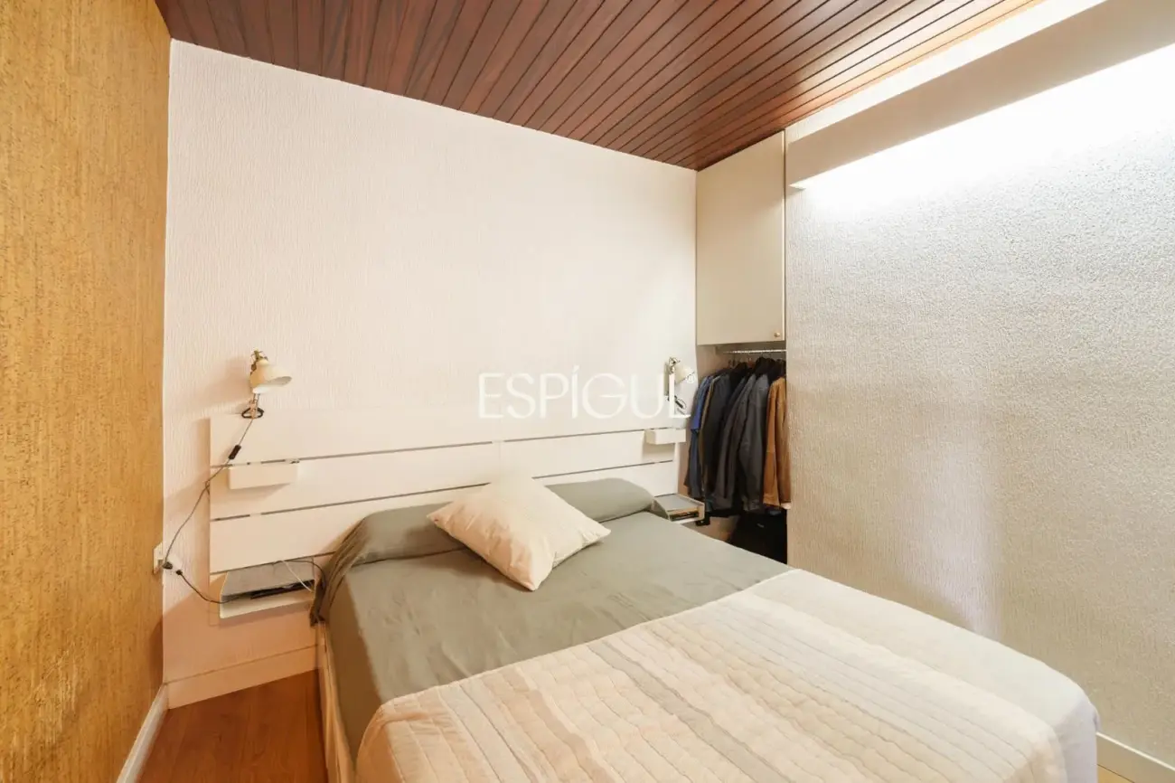 Ático con terraza privada y vistas abiertas al Tibidabo en Nova Esquerra de l’Eixample