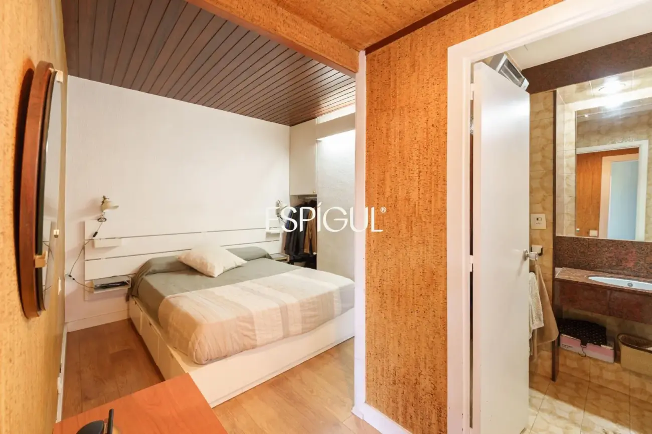 Ático con terraza privada y vistas abiertas al Tibidabo en Nova Esquerra de l’Eixample