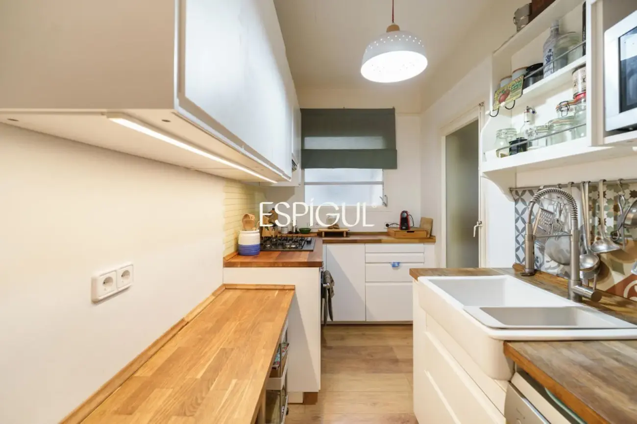 Ático con terraza privada y vistas abiertas al Tibidabo en Nova Esquerra de l’Eixample