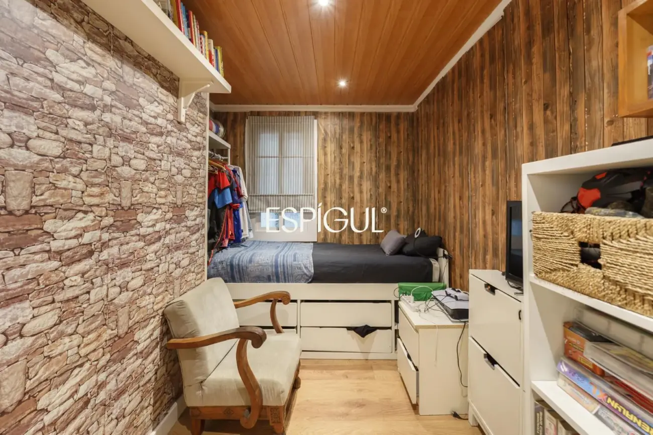 Ático con terraza privada y vistas abiertas al Tibidabo en Nova Esquerra de l’Eixample