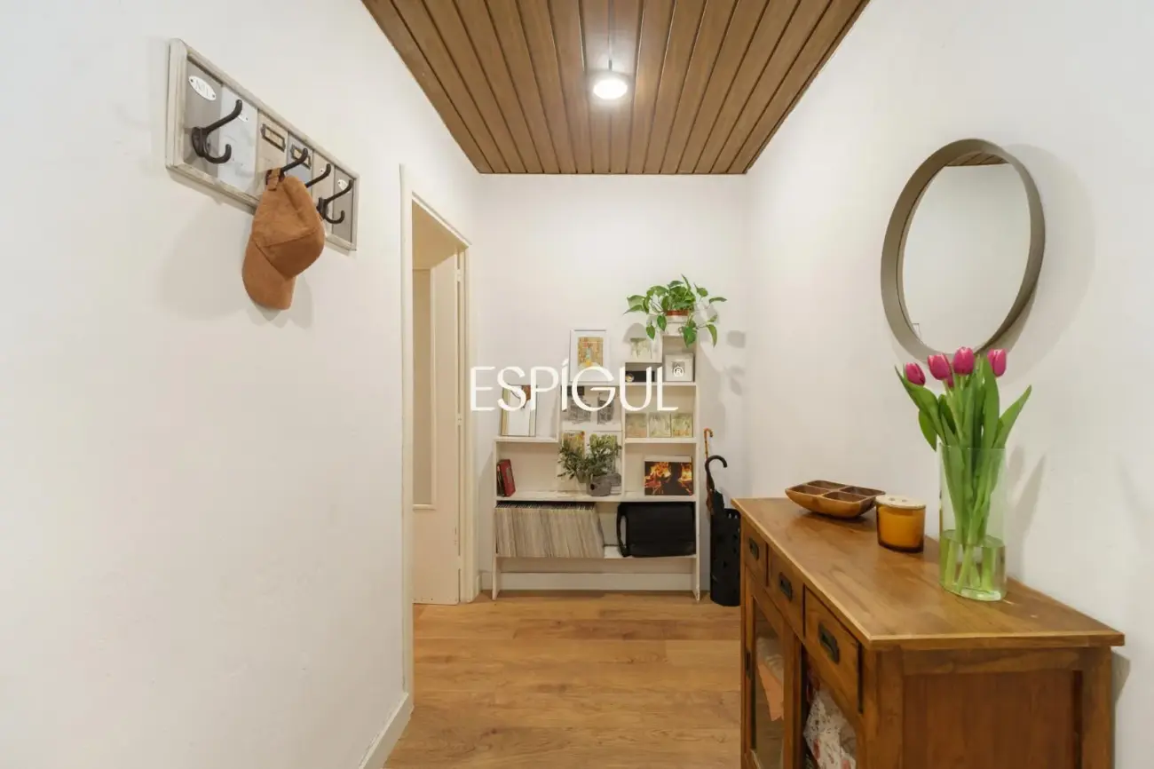 Ático con terraza privada y vistas abiertas al Tibidabo en Nova Esquerra de l’Eixample