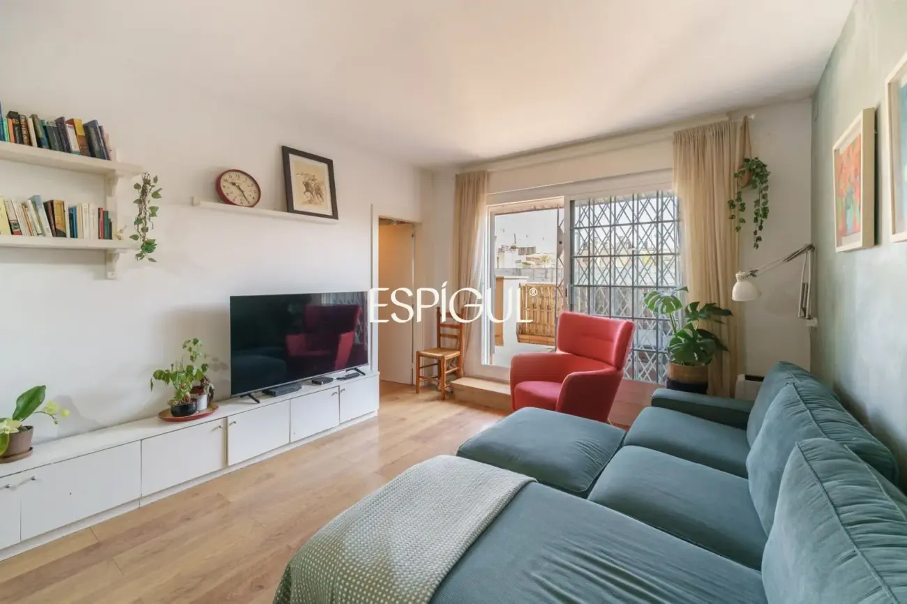 Ático con terraza privada y vistas abiertas al Tibidabo en Nova Esquerra de l’Eixample