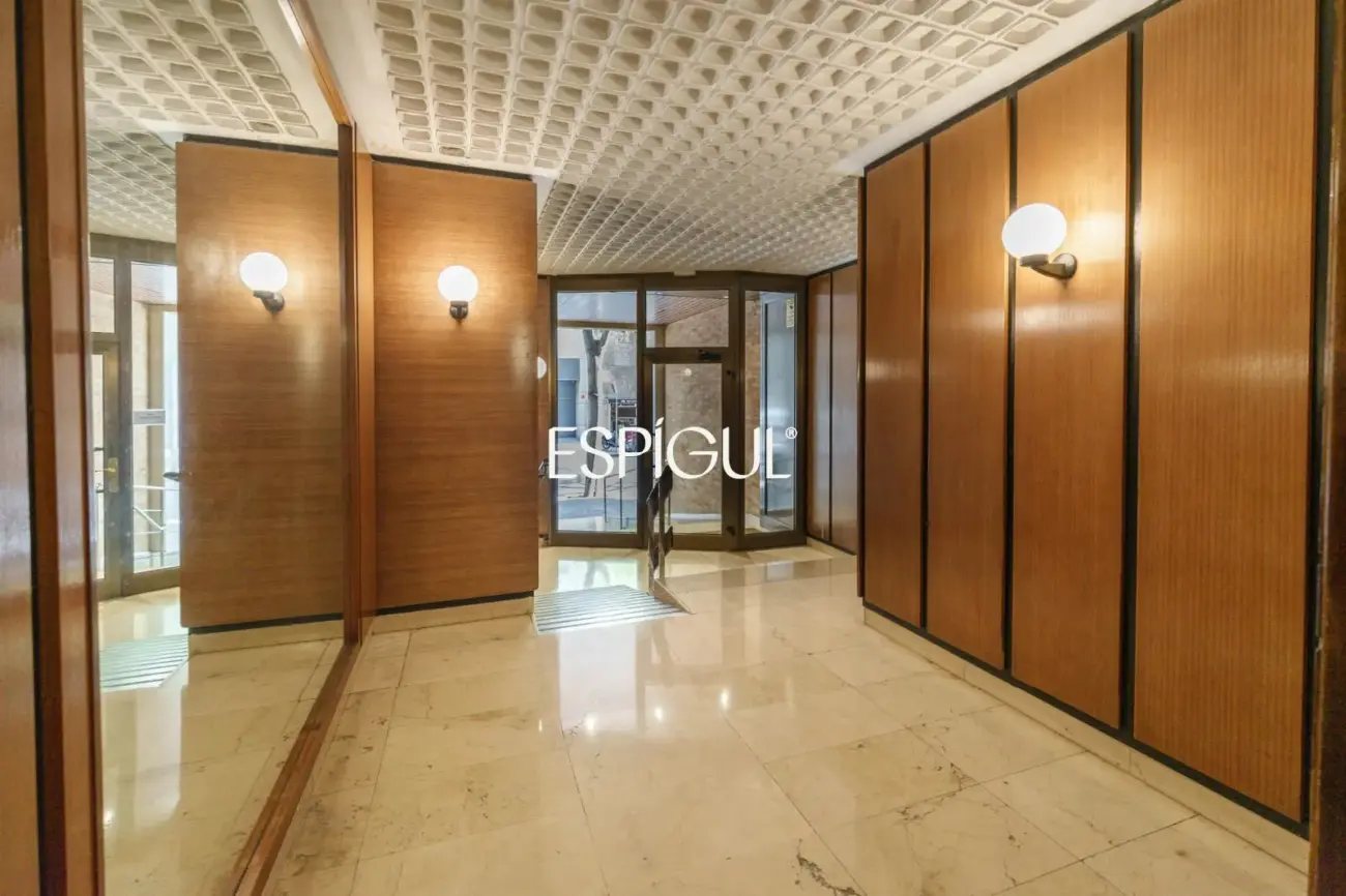 Ático con terraza privada y vistas abiertas al Tibidabo en Nova Esquerra de l’Eixample