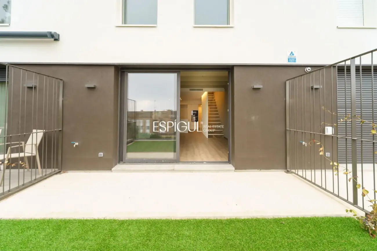 Maison mitoyenne avec de belles vues sur la mer et piscine communautaire face au Port Balís.