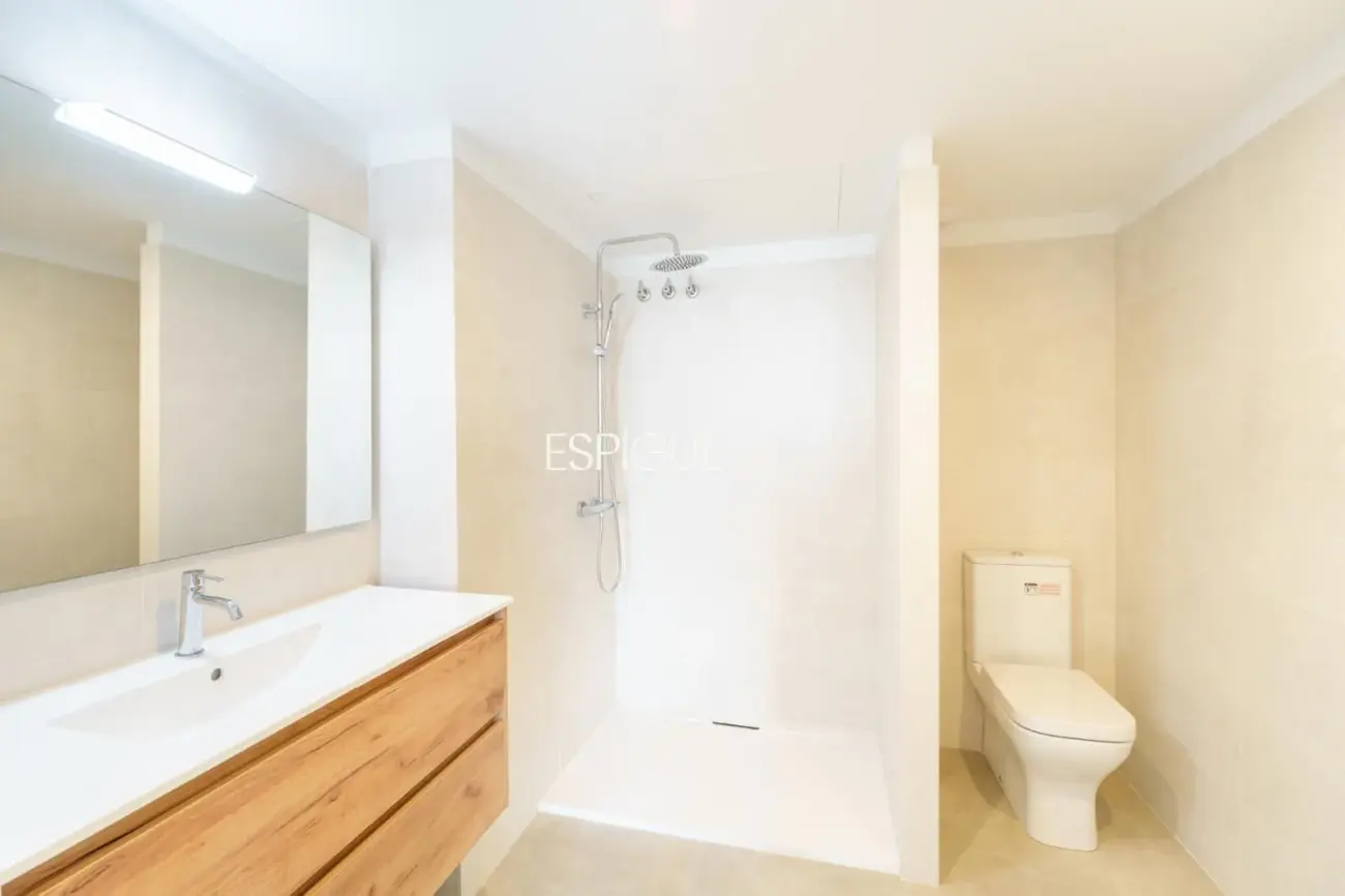 Maison mitoyenne avec de belles vues sur la mer et piscine communautaire face au Port Balís.