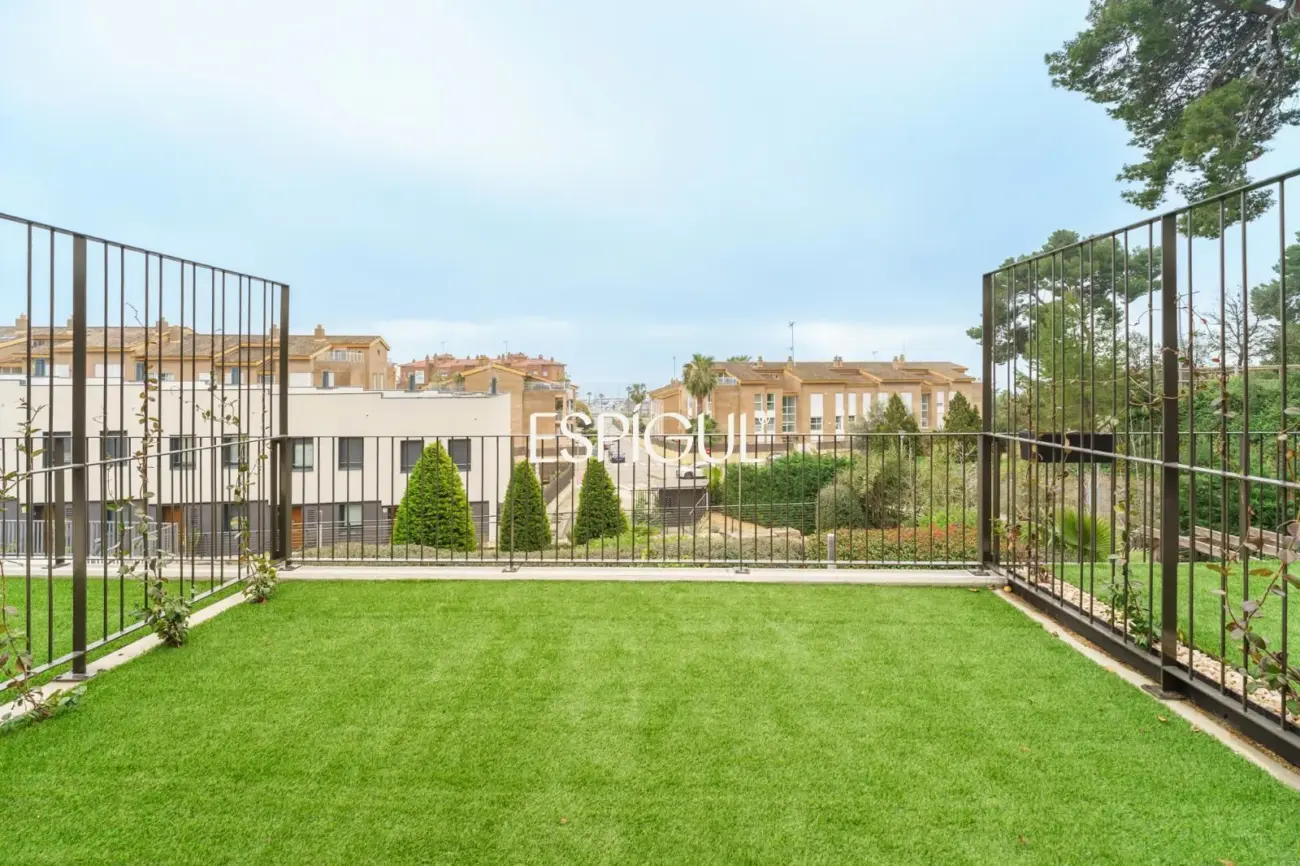 Casa adosada de obra nueva con piscina comunitaria frente al Port Balís, en Sant Andreu de Llavaneres
