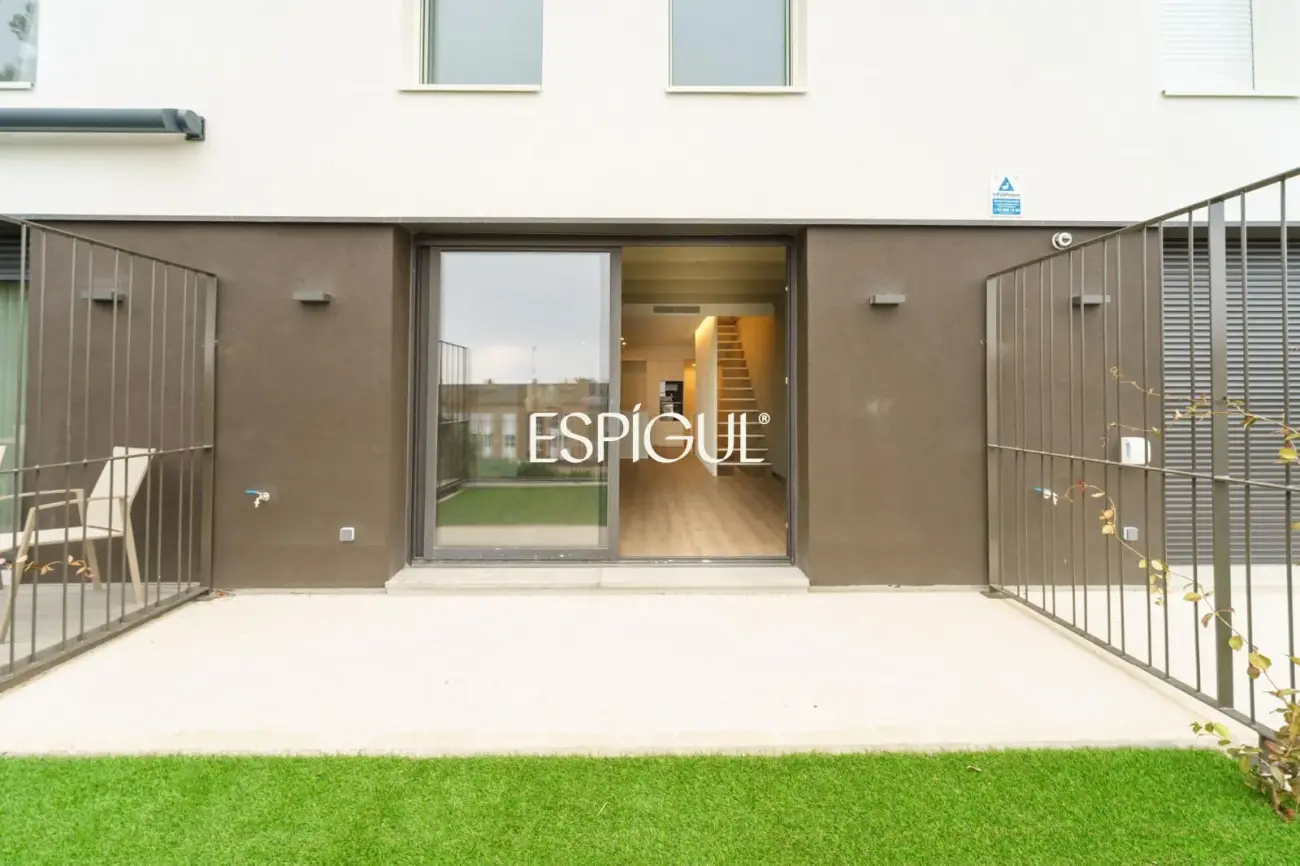 Casa adosada de obra nueva con piscina comunitaria frente al Port Balís, en Sant Andreu de Llavaneres
