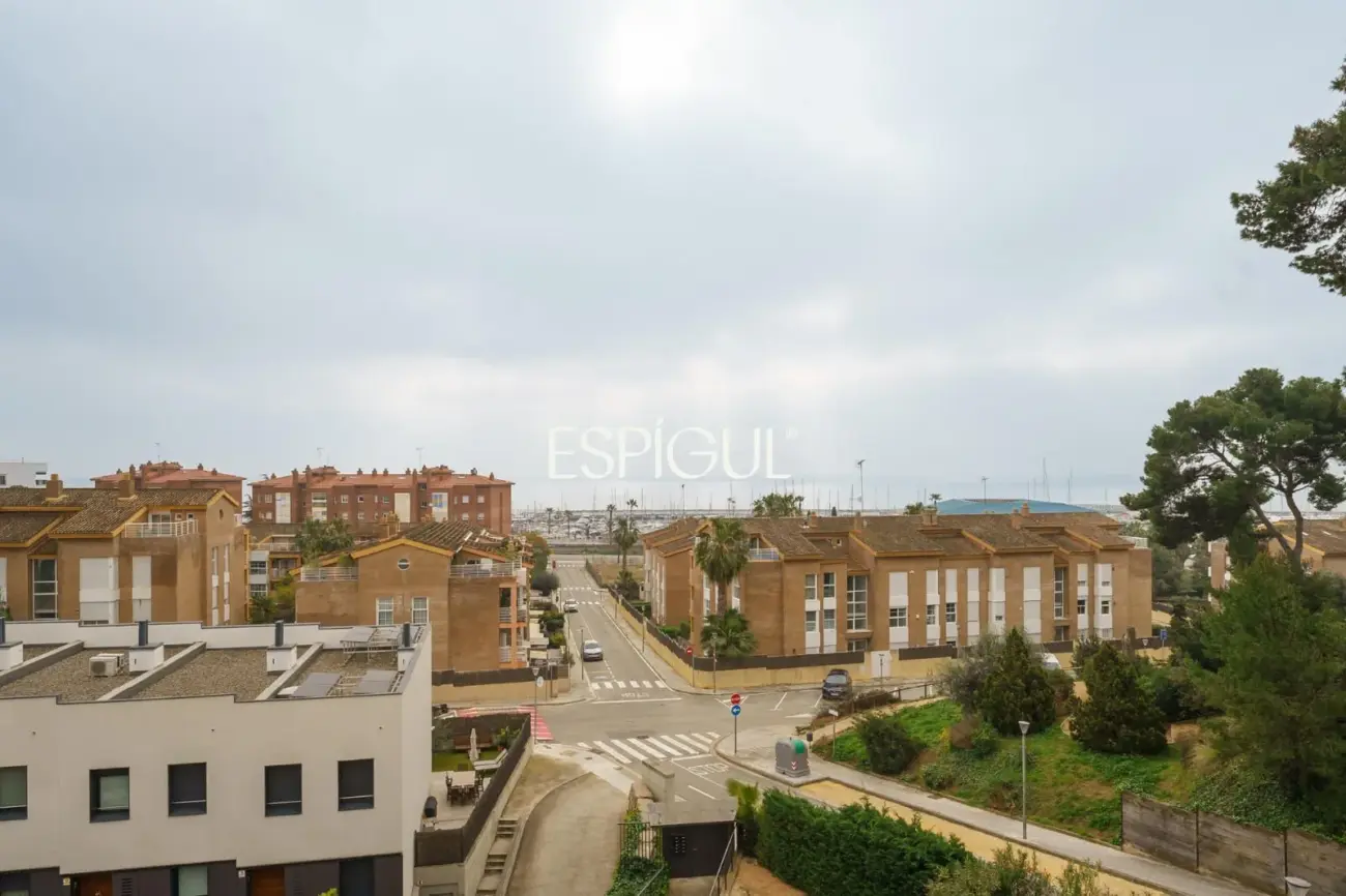 Casa adosada de obra nueva con piscina comunitaria frente al Port Balís, en Sant Andreu de Llavaneres