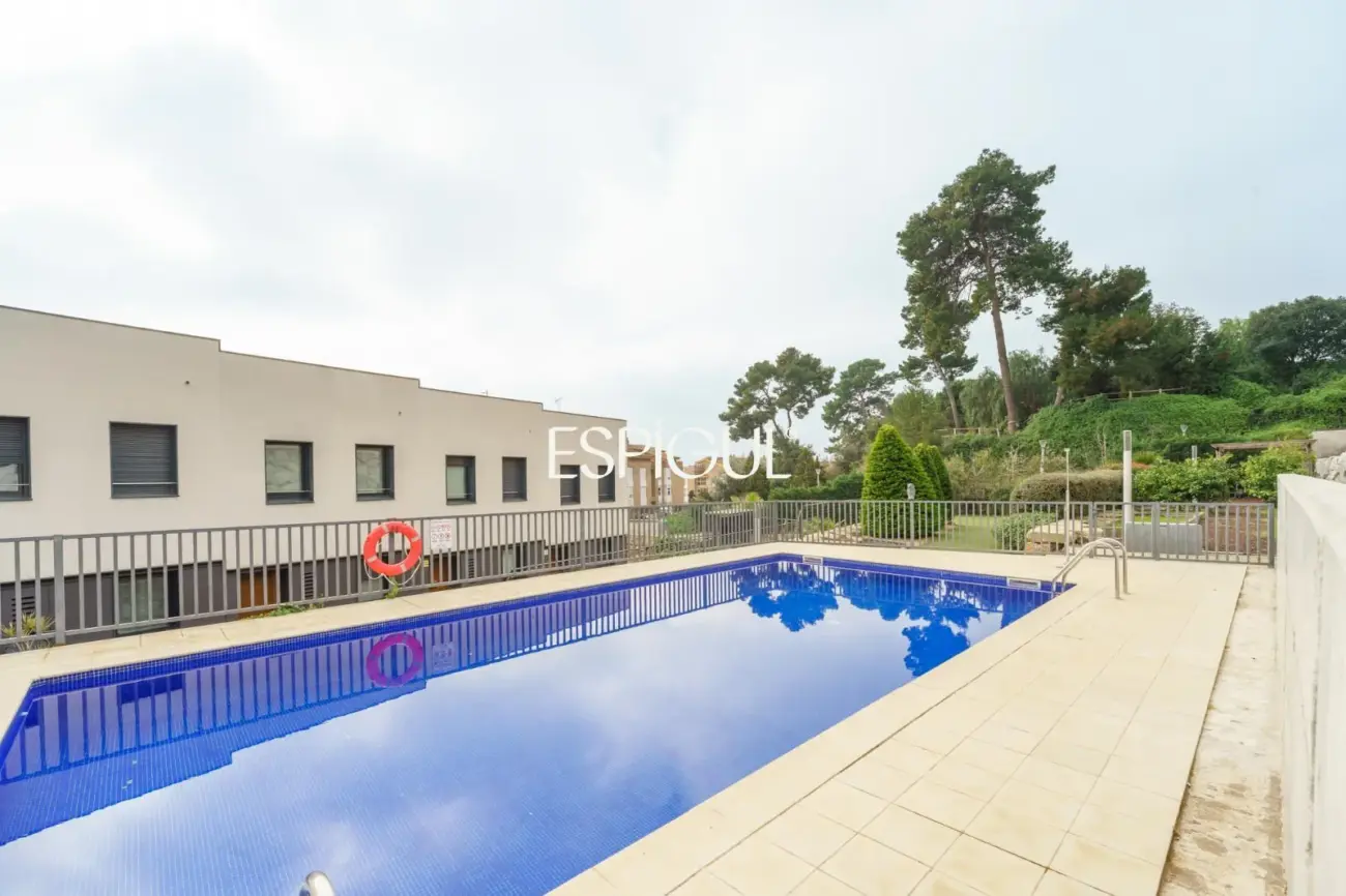 Casa adosada de obra nueva con piscina comunitaria frente al Port Balís, en Sant Andreu de Llavaneres