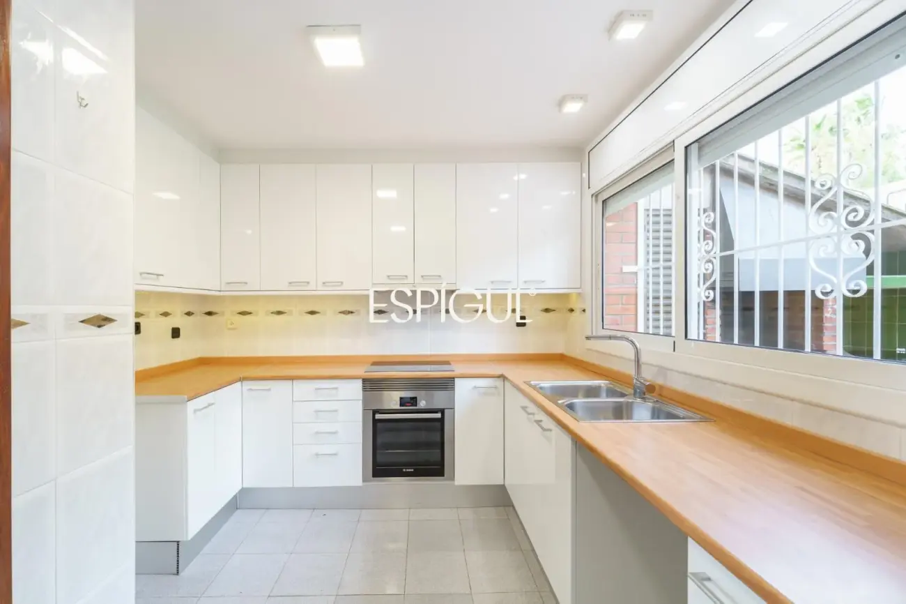 5-bedroom house with garden and communal pool in Teià