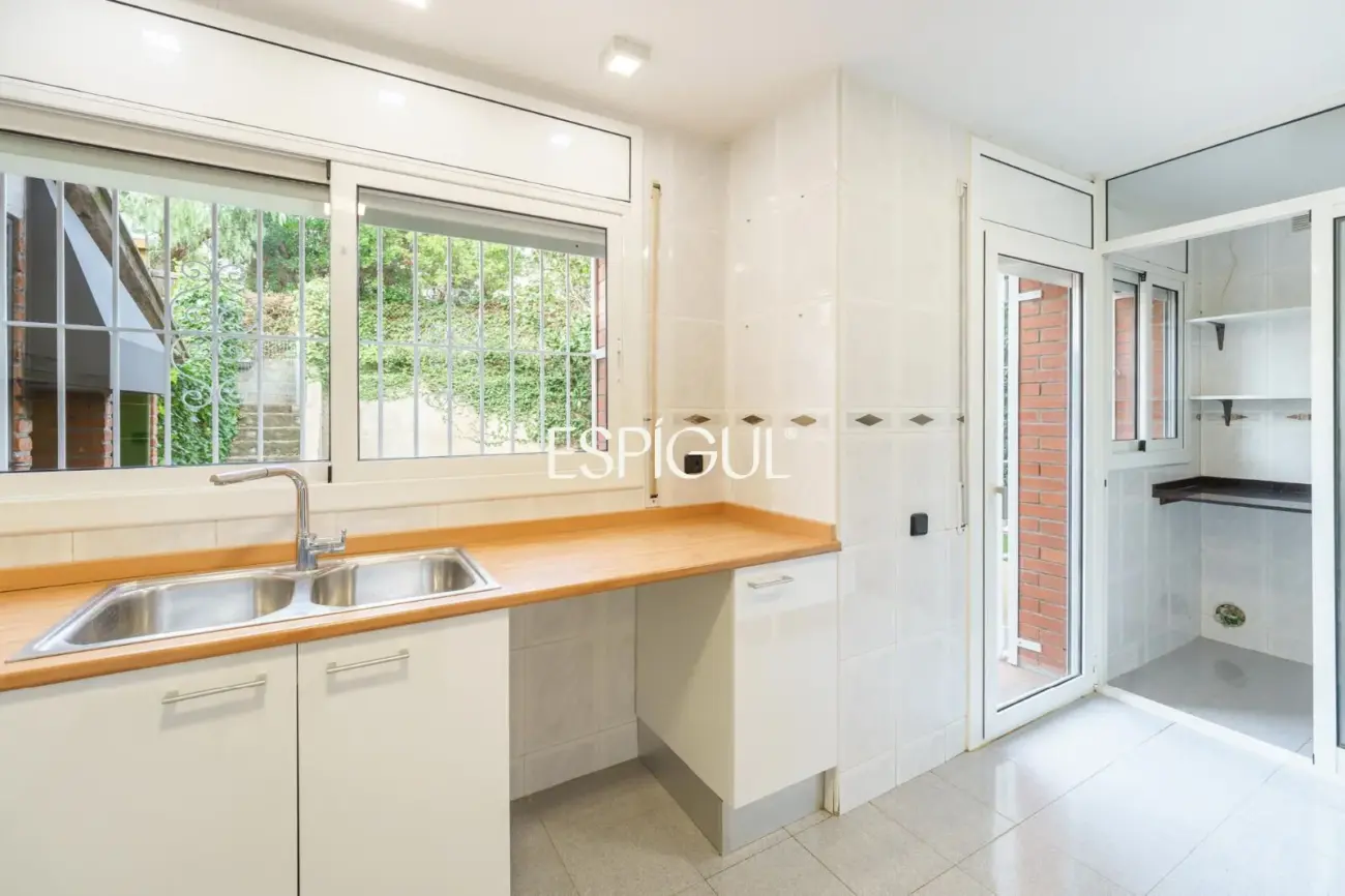 5-bedroom house with garden and communal pool in Teià