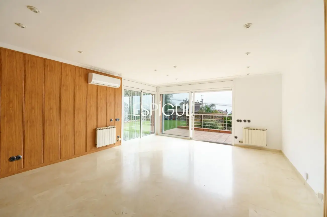 5-bedroom house with garden and communal pool in Teià