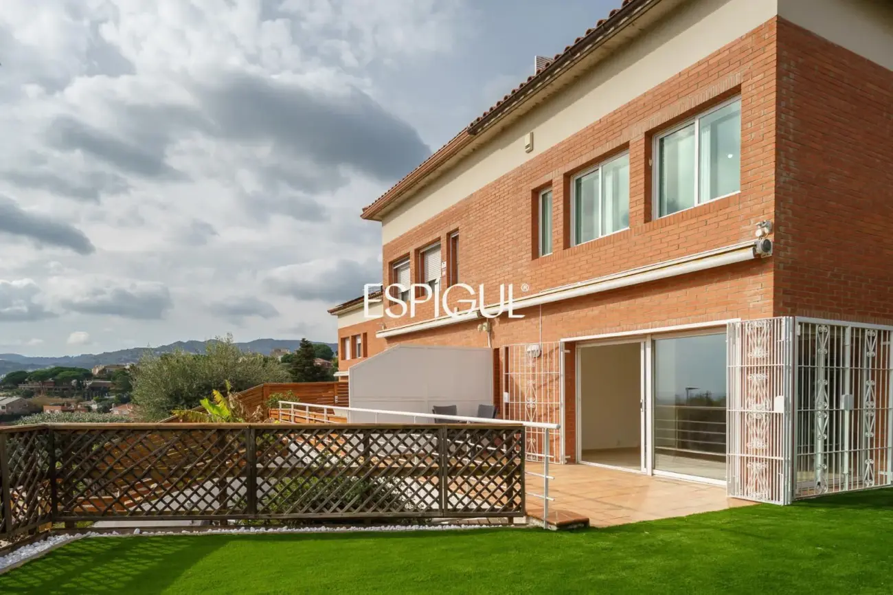 5-bedroom house with garden and communal pool in Teià