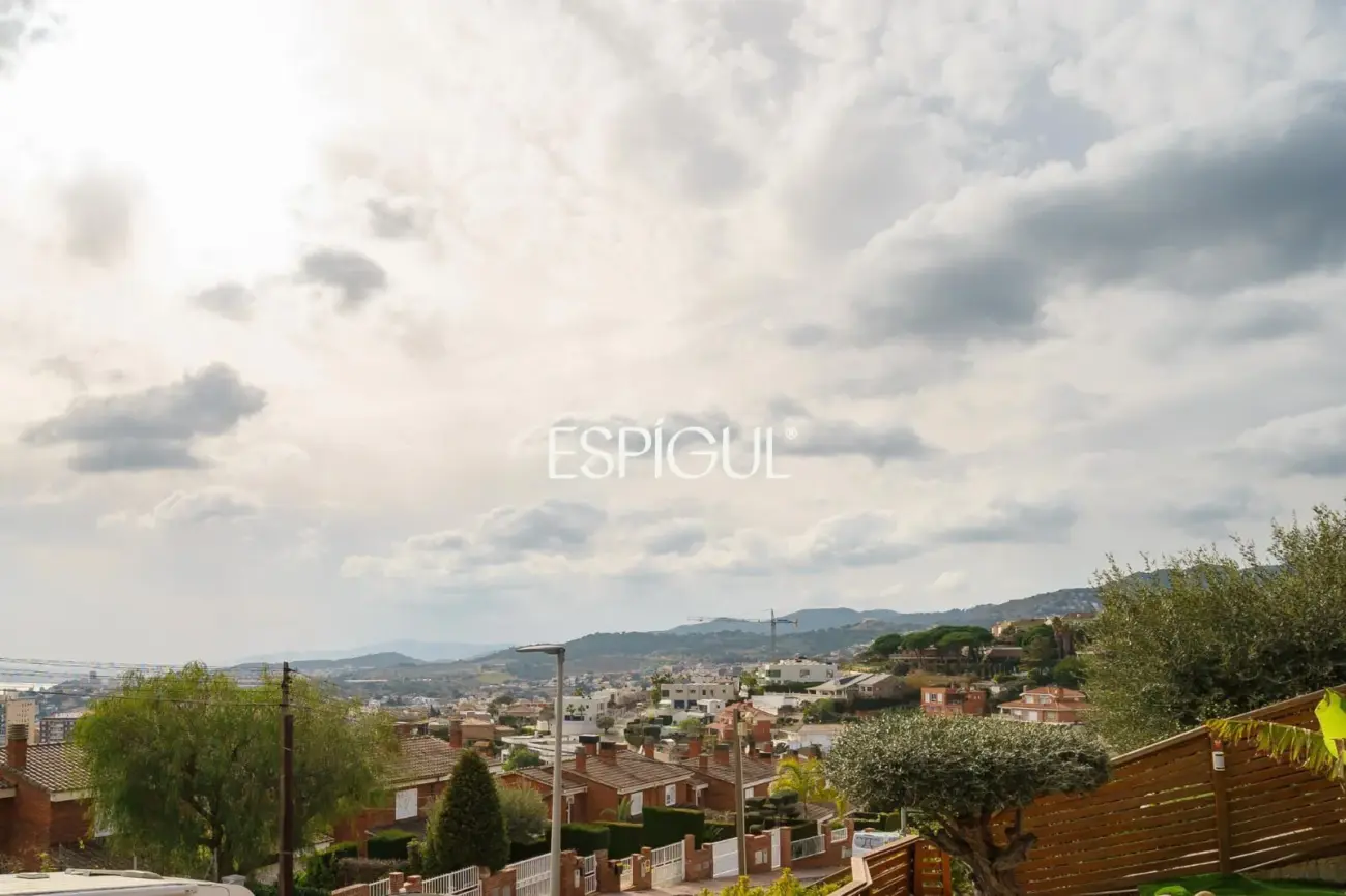 5-bedroom house with garden and communal pool in Teià