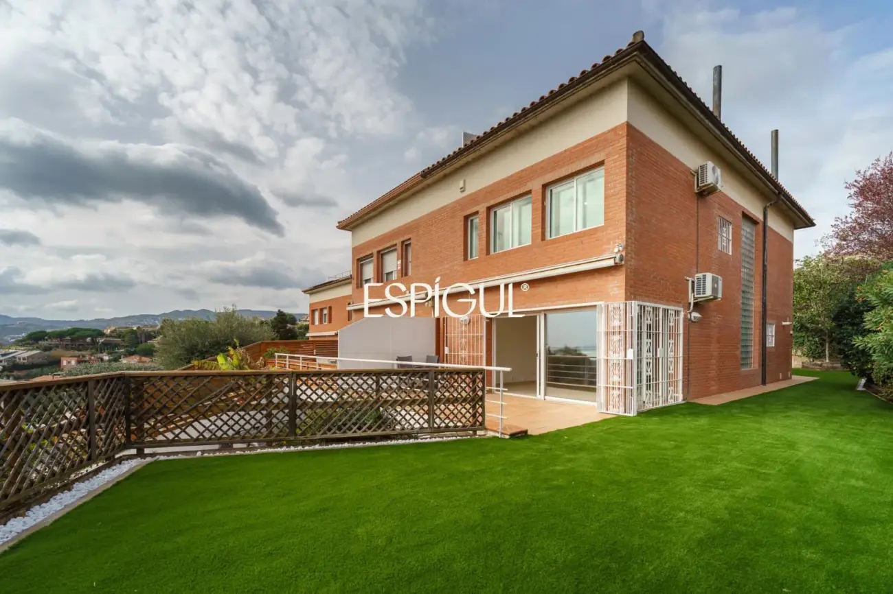 5-bedroom house with garden and communal pool in Teià