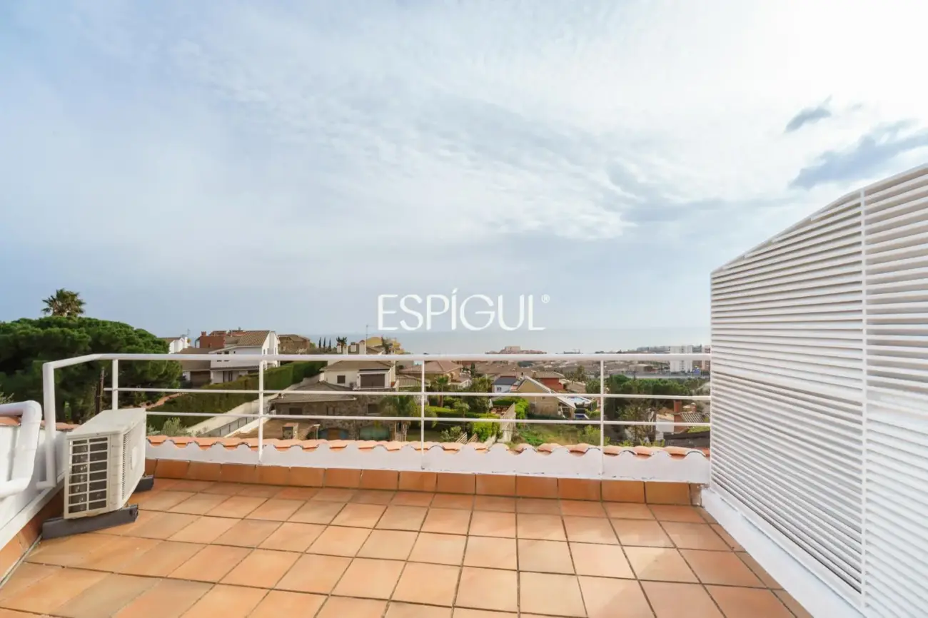 5-bedroom house with garden and communal pool in Teià