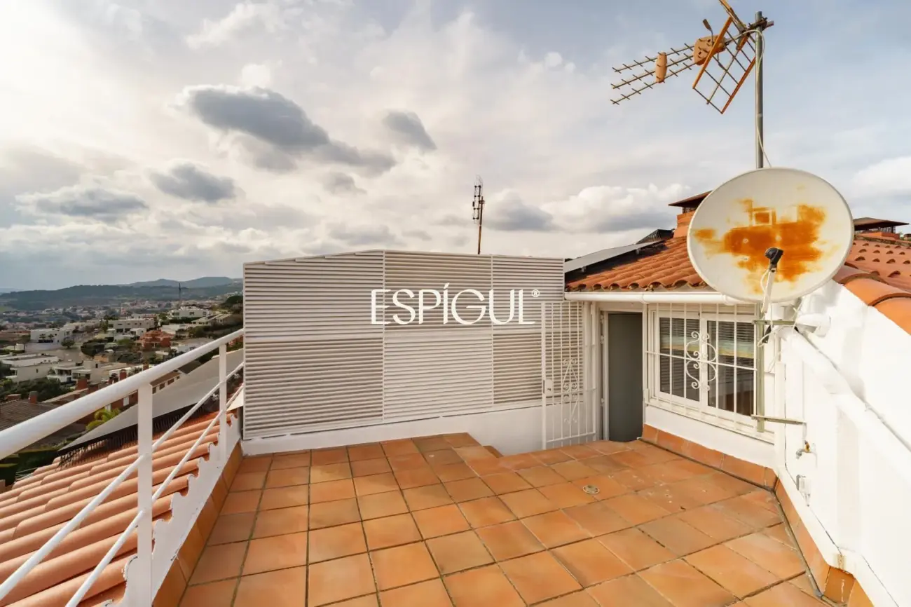 5-bedroom house with garden and communal pool in Teià