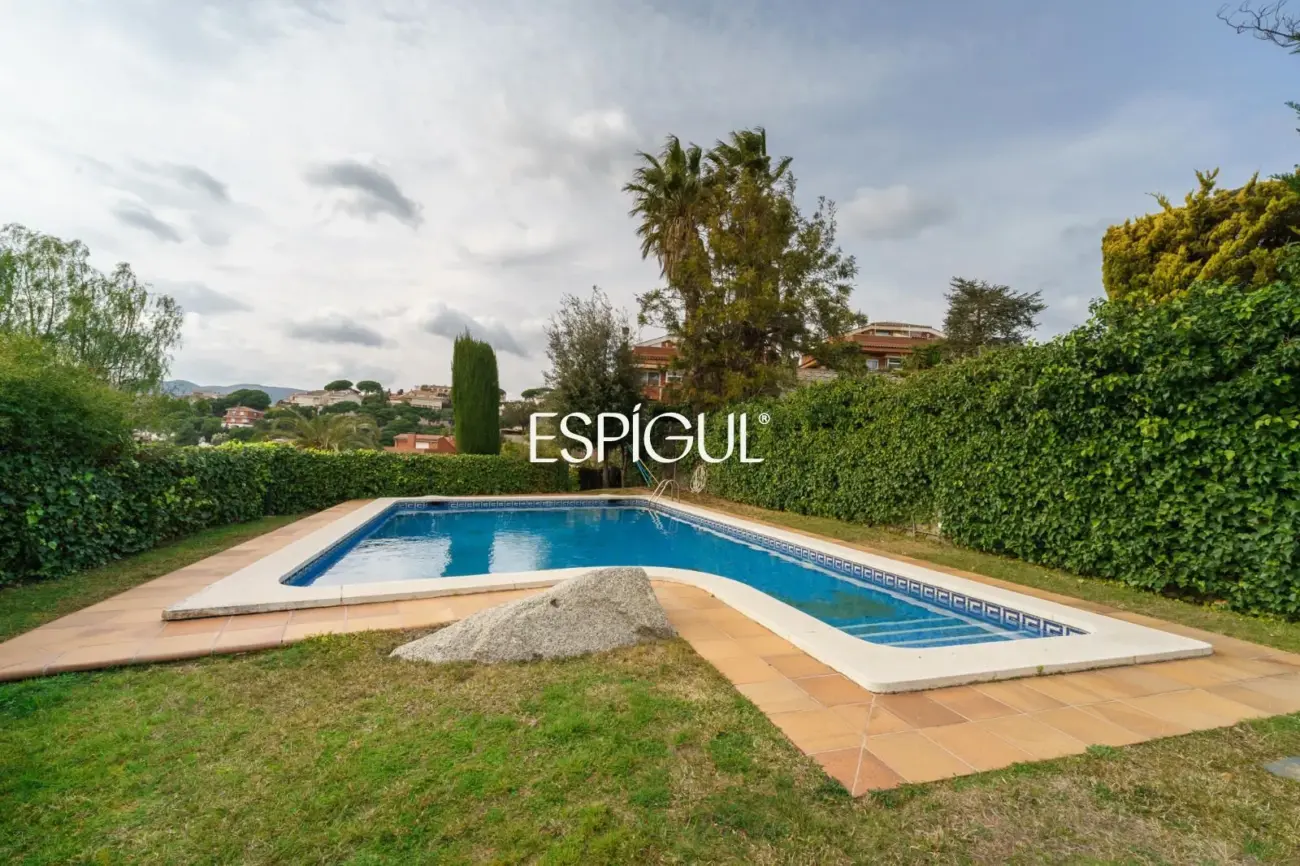 5-bedroom house with garden and communal pool in Teià