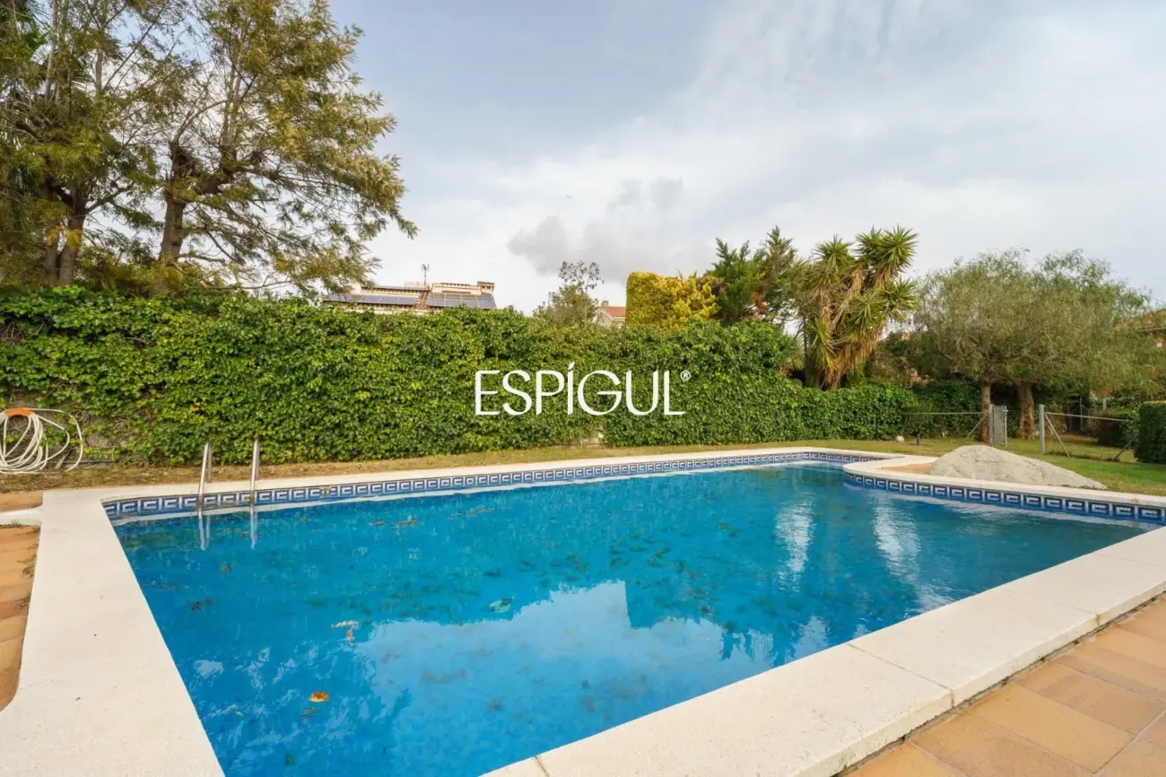 5-bedroom house with garden and communal pool in Teià