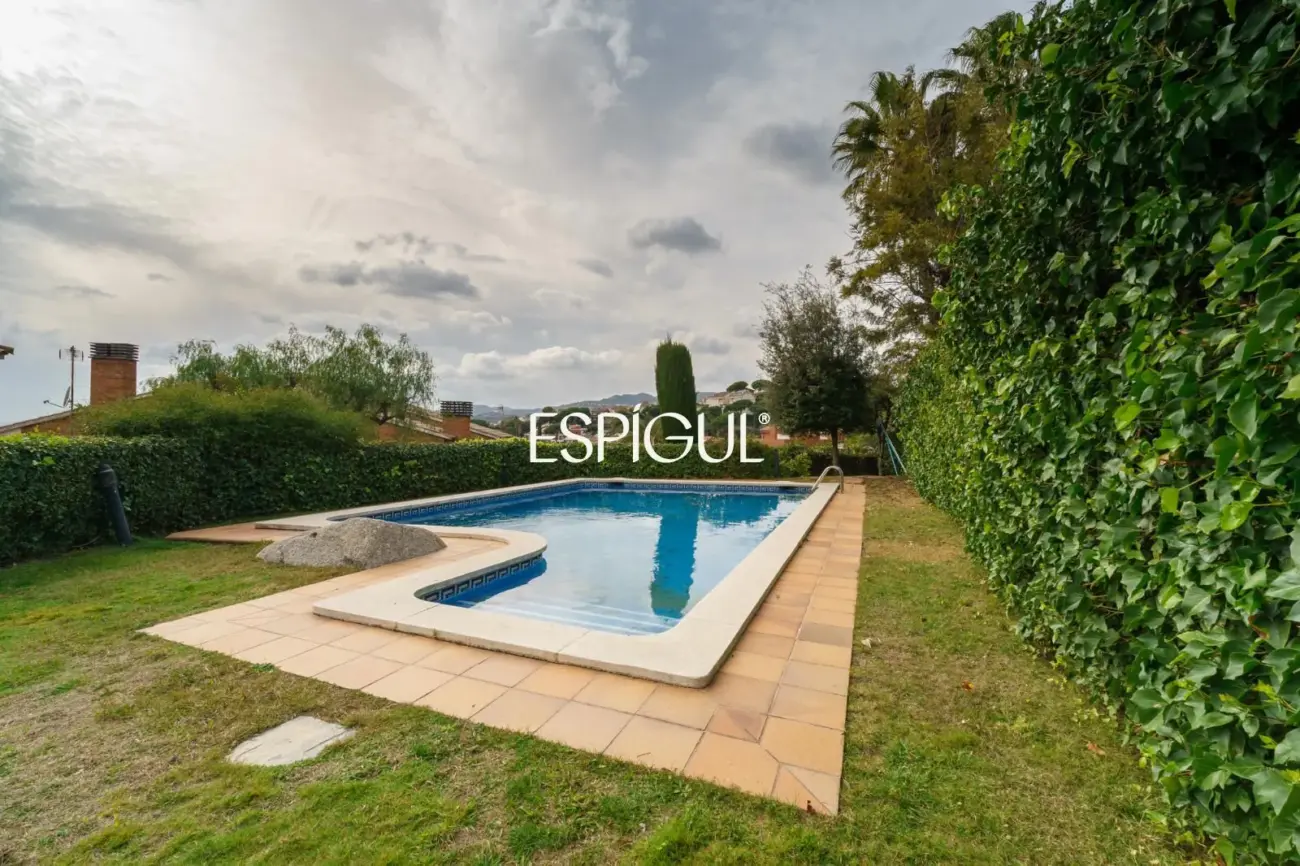 5-bedroom house with garden and communal pool in Teià