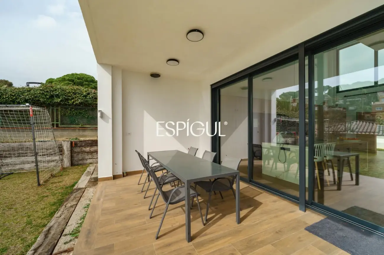 Casa de reciente construcción con piscina, jardín y vistas al mar.