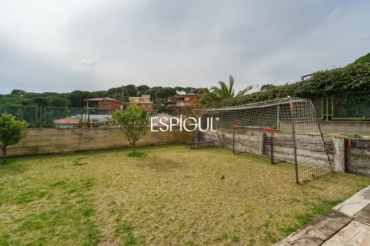 Casa de reciente construcción con piscina, jardín y vistas al mar.