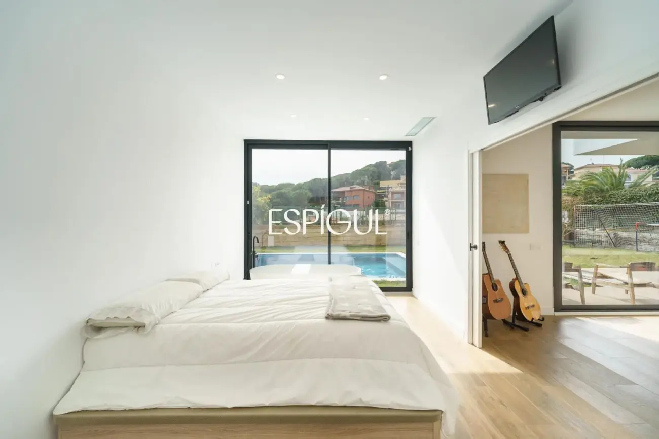 Casa de reciente construcción con piscina, jardín y vistas al mar.