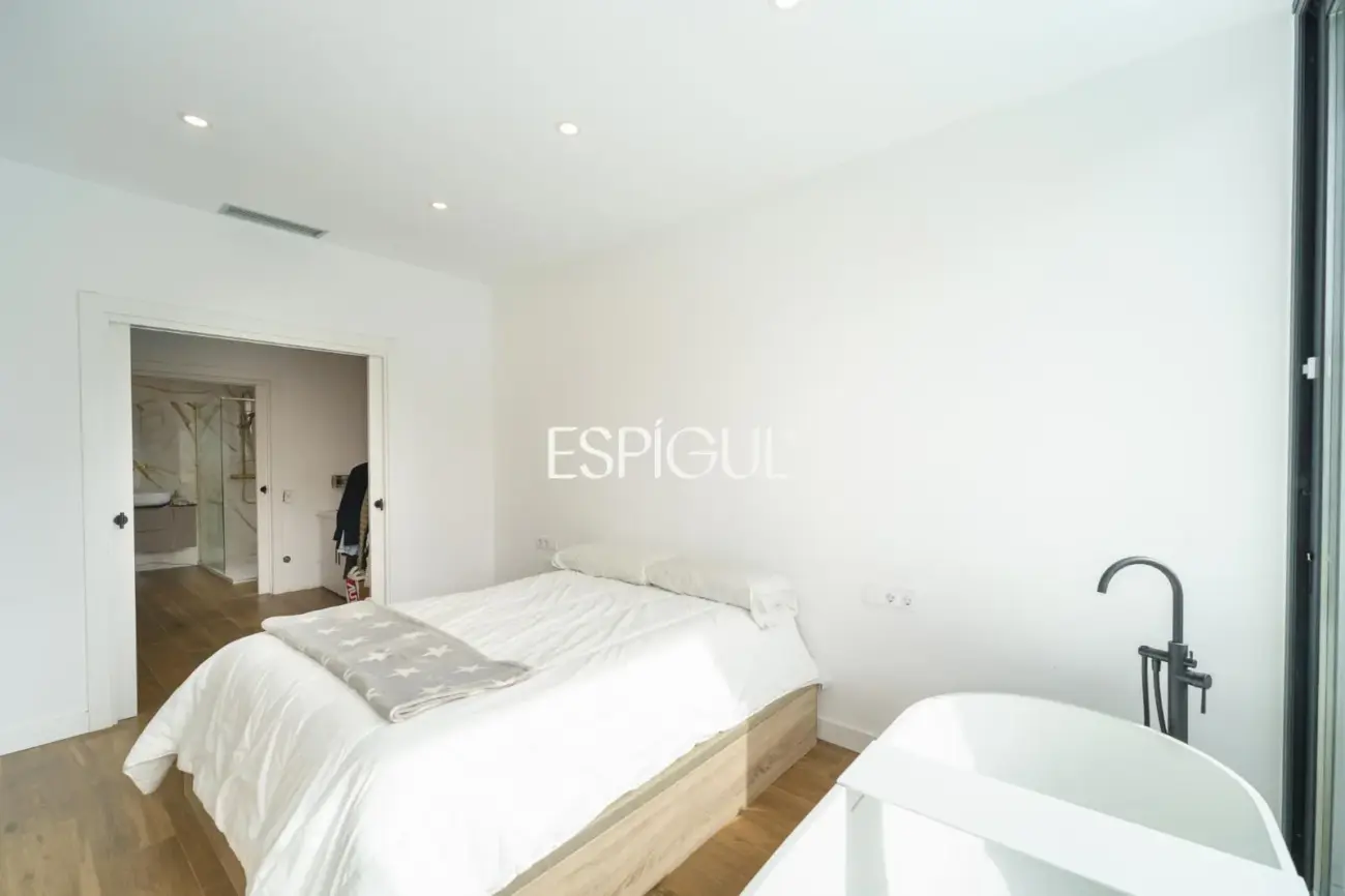 Casa de reciente construcción con piscina, jardín y vistas al mar.