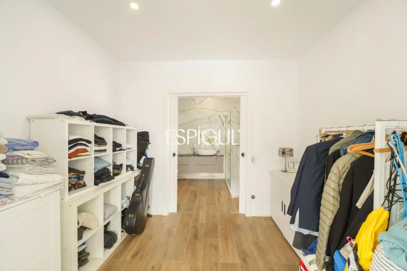 Casa de reciente construcción con piscina, jardín y vistas al mar.