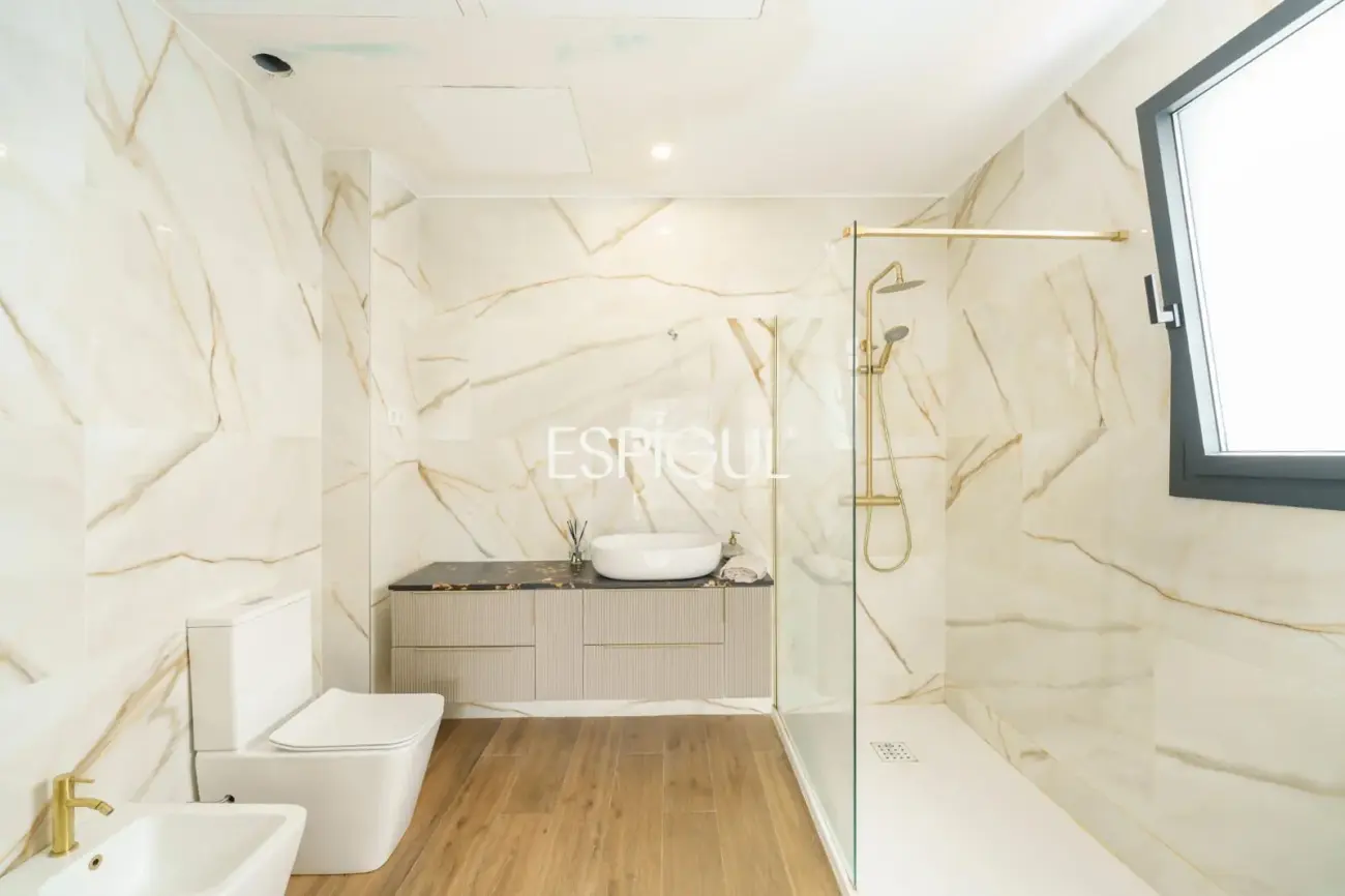 Casa de reciente construcción con piscina, jardín y vistas al mar.